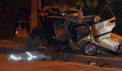 Adana'da otomobil refüjdeki ağaçlara çarptı: 3 ölü, 2 yaralı