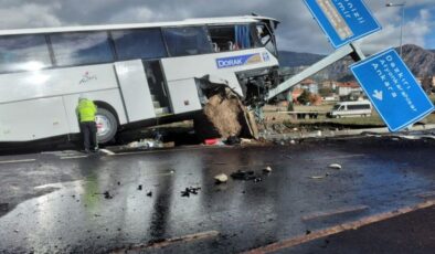 Denizli'de turistleri taşıyan otobüs kaza yaptı: 2 ölü, 28 yaralı – Güncel haberler