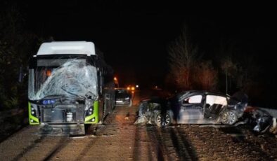 Kocaeli'de otomobil ile belediye otobüsü kafa kafaya çarpıştı: 1 ölü, 2 yaralı